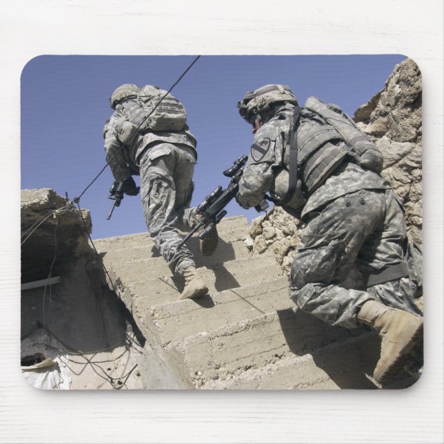 Soldaten, die die Treppe eines Gebäude hinauflaufe Mousepad (Vorne)