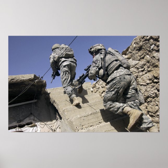 Soldaten, die die Treppe eines Gebäude hinauflaufe Poster (Vorne)