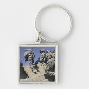 Soldaten, die die Treppe eines Gebäude hinauflaufe Schlüsselanhänger