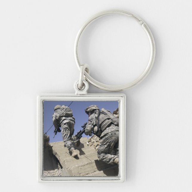 Soldaten, die die Treppe eines Gebäude hinauflaufe Schlüsselanhänger (Vorne)