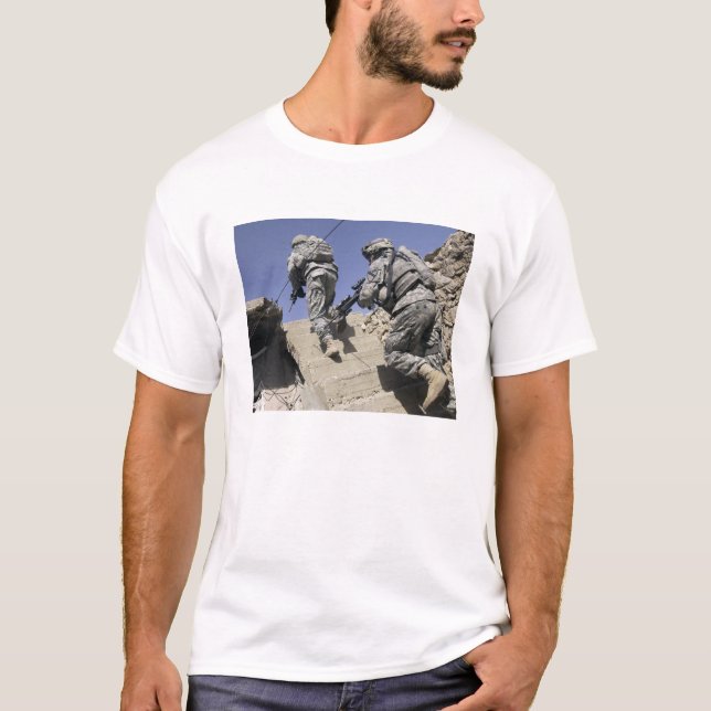 Soldaten, die die Treppe eines Gebäude hinauflaufe T-Shirt (Vorderseite)
