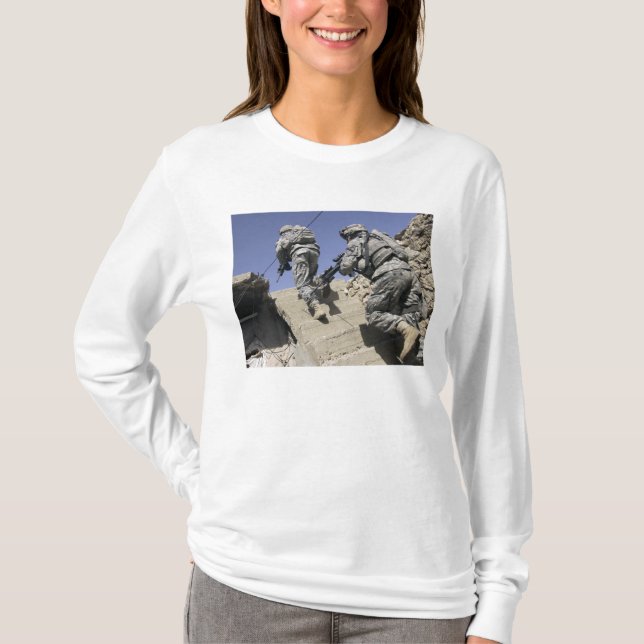 Soldaten, die die Treppe eines Gebäude hinauflaufe T-Shirt (Vorderseite)