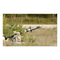 Soldaten, die eine FGM-148 Javelin feuern