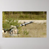 Soldaten, die eine FGM-148 Javelin feuern