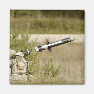 Soldaten, die einen Speer FGM-148 abfeuern Magnet