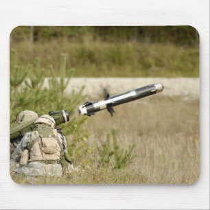 Soldaten, die einen Speer FGM-148 abfeuern Mousepad