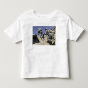 Soldaten, die oben Treppenhaus eines Gebäude Kleinkind T-shirt