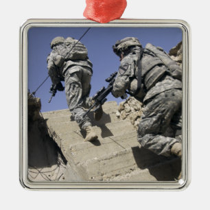 Soldaten, die oben Treppenhaus eines Gebäude Silbernes Ornament