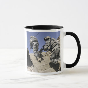 Soldaten, die oben Treppenhaus eines Gebäude Tasse