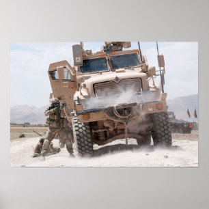 Soldaten engagieren sich im Feuerkampf in Afghanis Poster