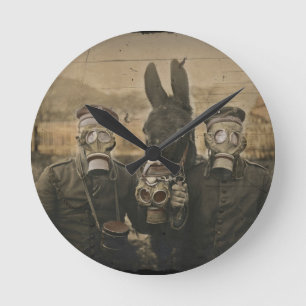 Soldaten Esel und Gasmasken Runde Wanduhr