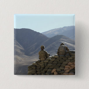 Soldaten führen Kommunikationsausrüstung ein Button