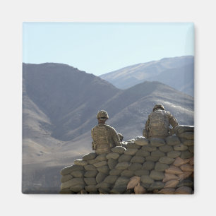 Soldaten führen Kommunikationsausrüstung ein Magnet