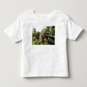 Soldaten gekleidet in ghillie Anzügen Kleinkind T-shirt