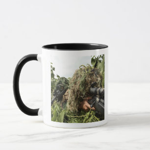 Soldaten gekleidet in ghillie Anzügen Tasse