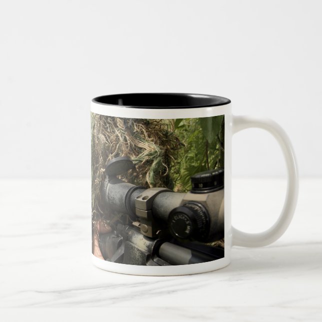 Soldaten in Gigillie-Anzügen Zweifarbige Tasse (Rechts)