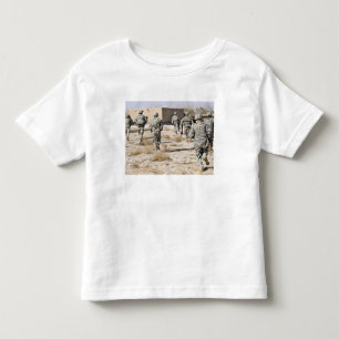 Soldaten reagieren auf einen Handfeuerwaffeangriff Kleinkind T-shirt