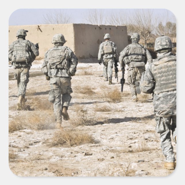 Soldaten reagieren auf einen Kleinwaffenangriff Quadratischer Aufkleber (Vorderseite)