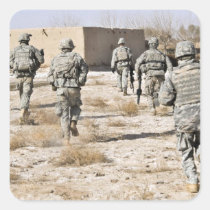 Soldaten reagieren auf einen Kleinwaffenangriff Quadratischer Aufkleber