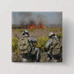 Soldaten rufen Informationen an Button