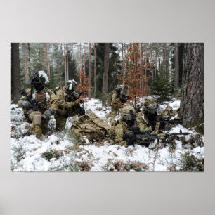 Soldaten suchen nach Bedrohungen Poster