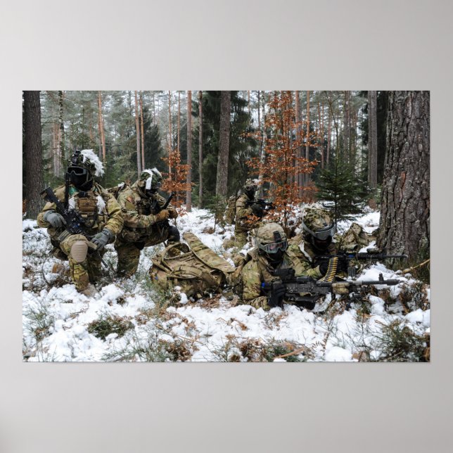 Soldaten suchen nach Bedrohungen Poster (Vorne)