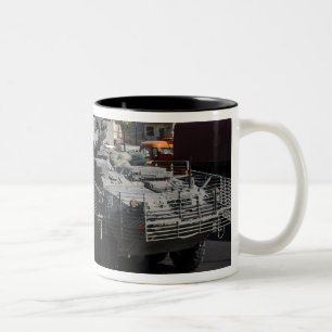 Soldatpatrouillieren Zweifarbige Tasse