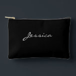 Solid Black Script Minimal Moderne Reisekosmetik Zubehörtasche<br><div class="desc">Solid Black Script Name Minimal Modern Travel Cosmetic Accessory Pouch verfügt über einen soliden schwarzen Hintergrund mit einem eleganten weißen Skriptnamen personalisiert auf der Vorderseite. Das minimalistische Design bietet eine stilvolle und praktische Möglichkeit, Ihre Essenzen zu organisieren, sei es für Kosmetik, Make-up oder kleine Reiseartikel. Die moderne, elegante Ästhetik macht...</div>