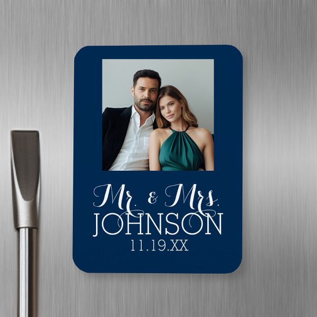 Solid Color Mr. & Mrs. Wedding oder Anniversary Ge Magnet (Personalized fridge magnet with photos and text)
