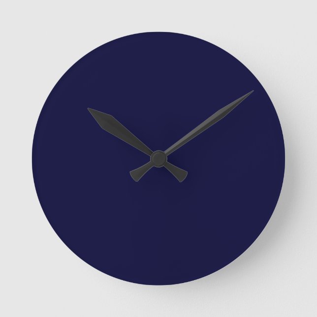 Solid color Navy Blue Modern Stilvoll Runde Wanduhr (Vorderseite)