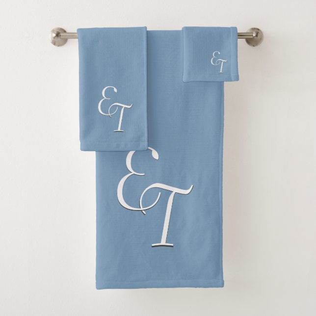 Solid Dusky Blue Monogram Badhandtuch Set (Insitu)