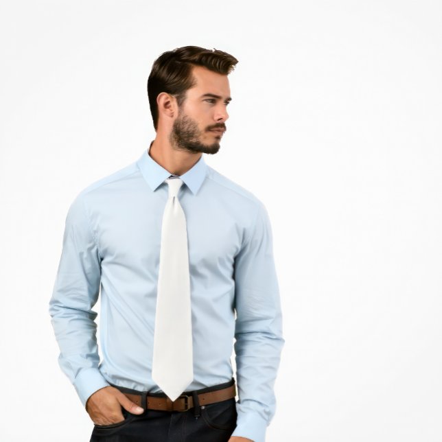 Solid White Krawatte (Man wears a slid white tie.
)