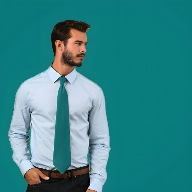 Solide Aquamarine Krawatte (Man wearing a Solid Teal Colored Necktie.)