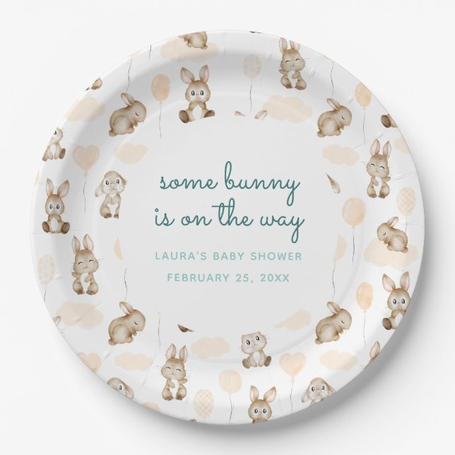 Some Bunny Is On The Way Blaues Babyshower Pappteller (Vorderseite)