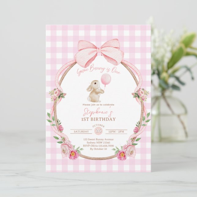 Some Bunny is One: Pink Bow Rabbit Erster Geburtst Einladung (Stehend Vorderseite)