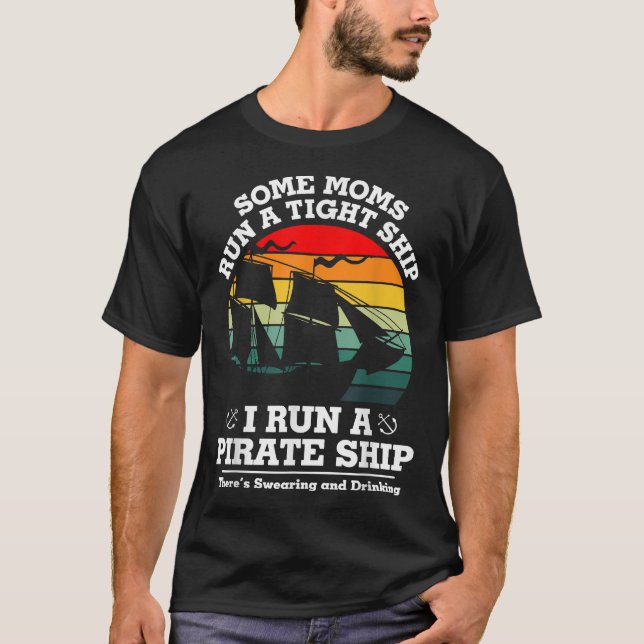 Some Moms Run A Tight I Run A Pirate Ship Birthday T-Shirt (Vorderseite)