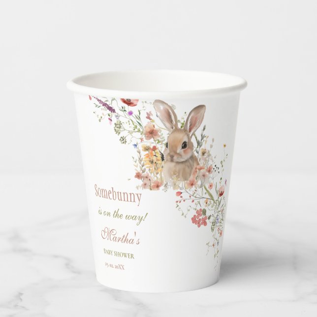 Somebunny auf dem Weg Ostern Wildblume Babydusche Pappbecher (Vorderseite)