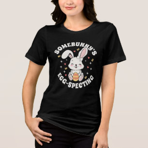 Somebunnys Egg-specting Schwangerschaftsankündigun Tri-Blend Shirt