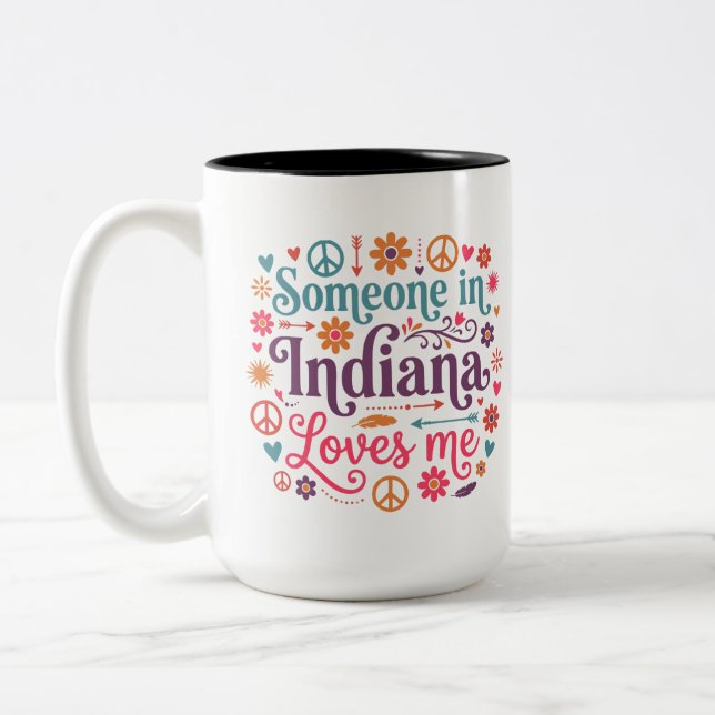 Someone in Indiana Loves Me Boho Hippie Design Zweifarbige Tasse (Links)