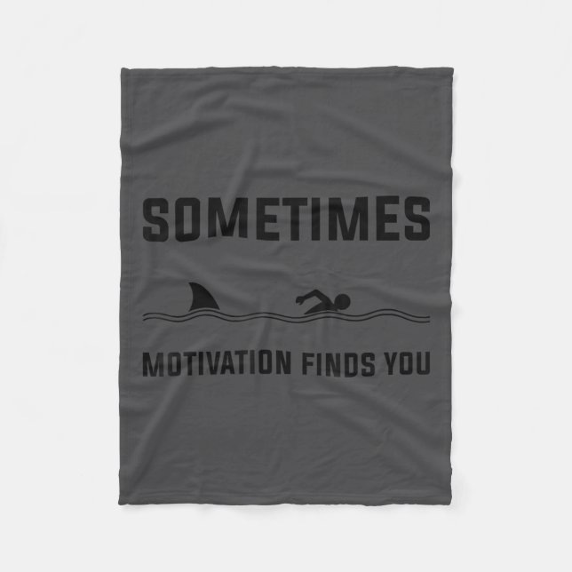 Sometimes Motivation Finds You Swimming Shark Moti Fleecedecke (Vorderseite)