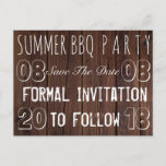 Sommer GRILLEN Party-Save the Date rustikales Ankündigungspostkarte<br><div class="desc">Sommer GRILLEN Party oder Ihr Ereignis,  Save the Date formale Einladung zu folgen,  zu datieren,  hölzerne Fotografie-Postkarte Typografie-rustikale Browns,  können Sie den Text ändern</div>