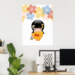 Sommer-Kokeshi-Puppe - Geisha-Mädchen im gelben Ki Poster