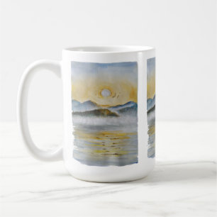 Sommer Sonnenaufgang über Misty Mountains und Lake Kaffeetasse