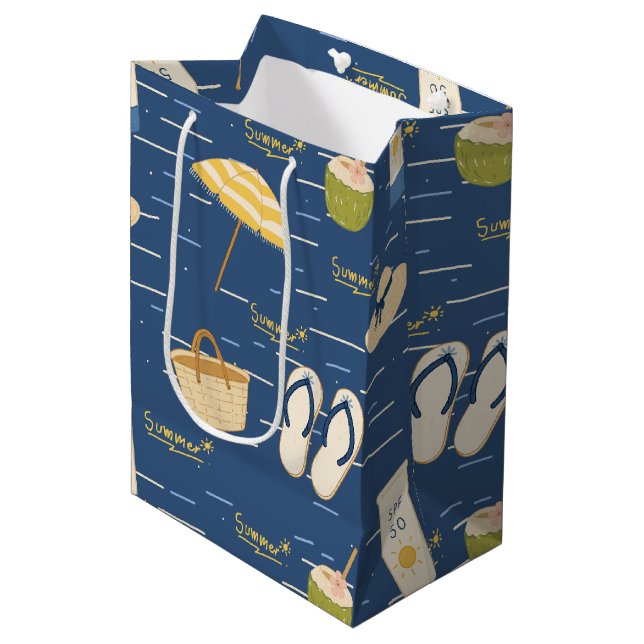 Sommer Strand Essentials Muster (3) Mittlere Geschenktüte (Vorderseite Schrägansicht)