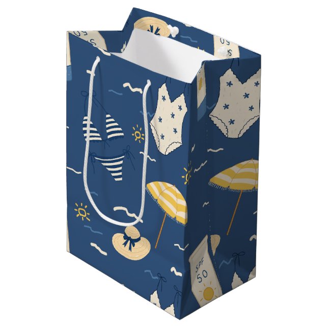 Sommer Strand Essentials Muster (4) Mittlere Geschenktüte (Vorderseite Schrägansicht)