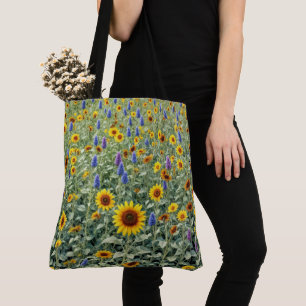 Sommerfeld aus Sonnenblumen und Wildblumen