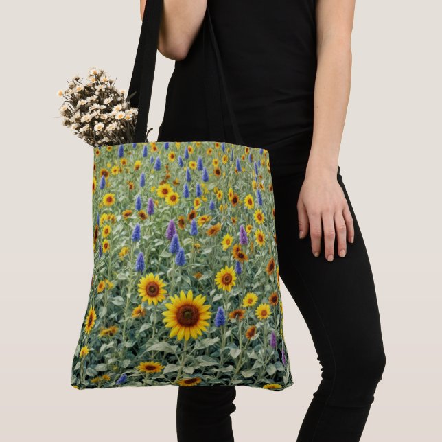 Sommerfeld aus Sonnenblumen und Wildblumen (Von Nahem)
