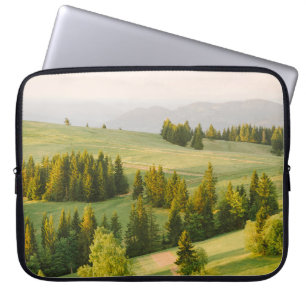 Sommergebirge Grüngras und Blaue Himmelslandschaft Laptopschutzhülle