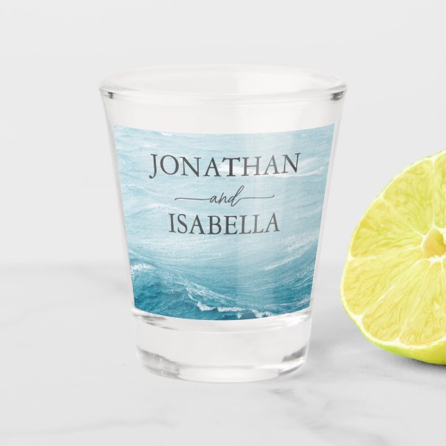 Sommerhochzeit am Ozean des blauen Meerwassers Schnapsglas (Vorderseite)