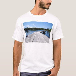 Sommeridylle an einem einsamen schwedischen Fjord T-Shirt